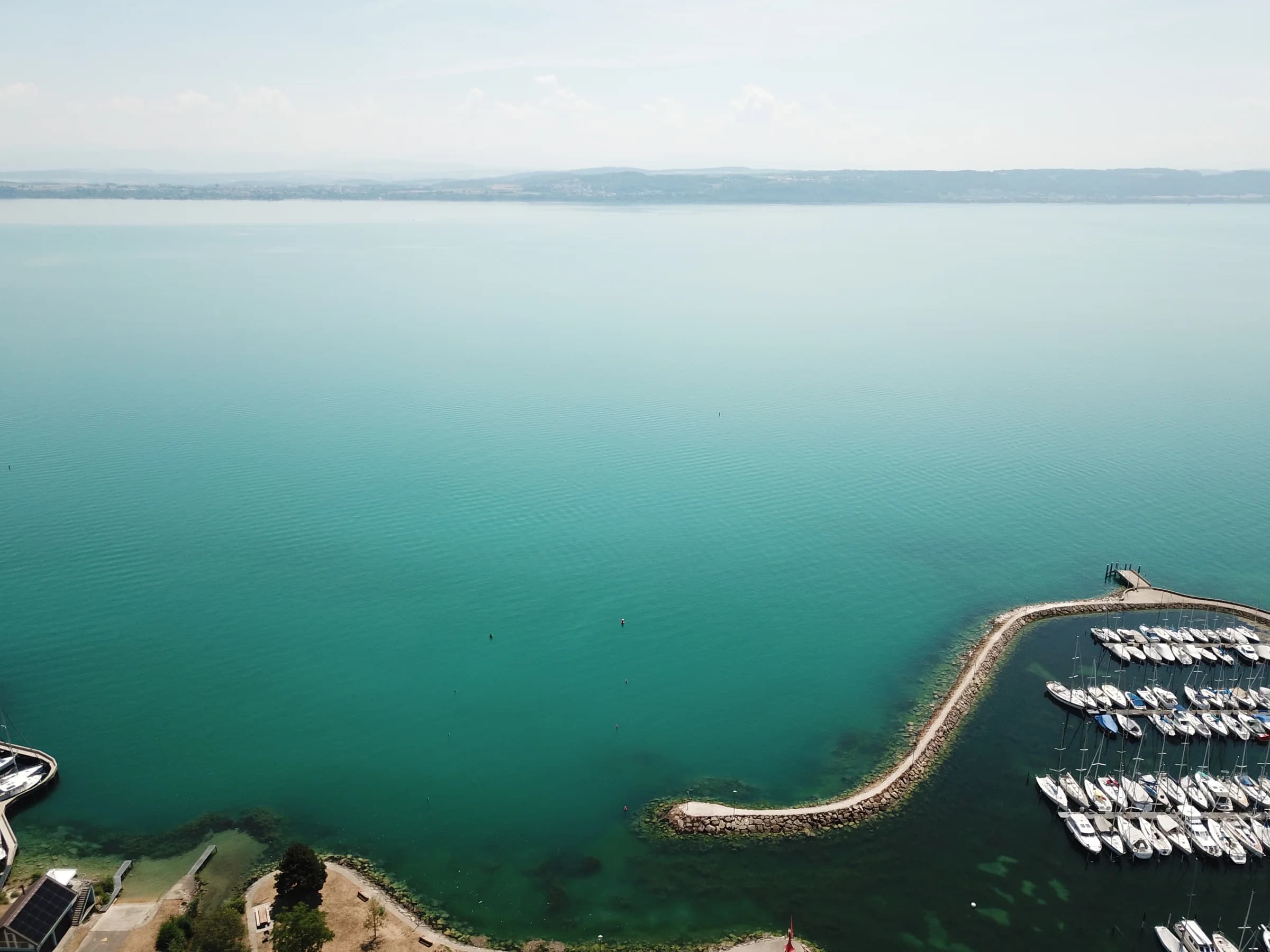 Vue aérienne du lac et de la marina